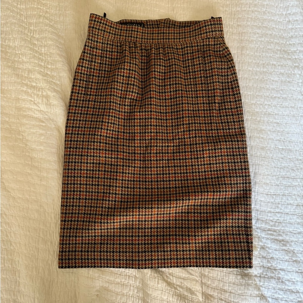 Vintage houndstooth Escada skirt. Made in Germany.